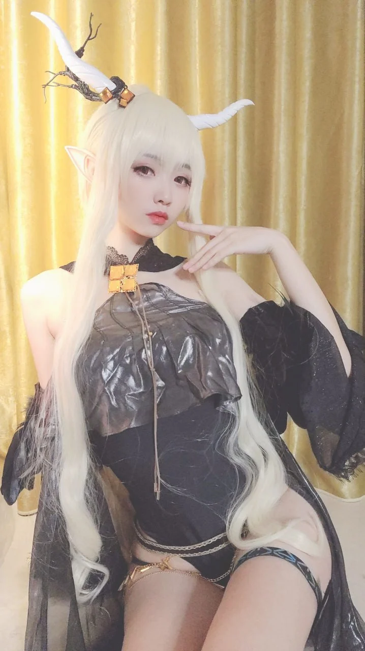 cosplay写真视觉导读与社媒风格更新线索 白发长发黑色服装幻想风造型