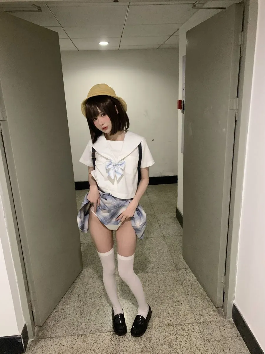 公开平台线索与Cosplay风格更新介绍 短发搭配校园风服装的室内造型照片