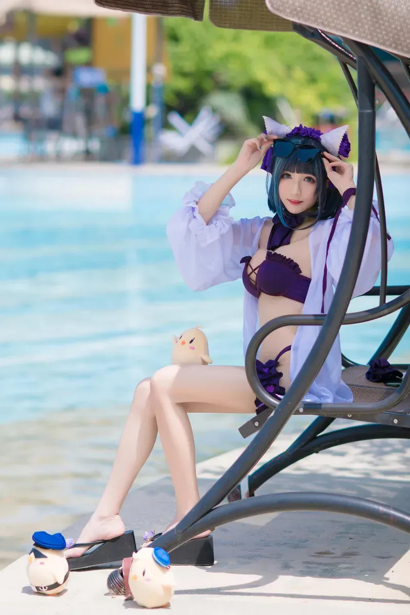 微博与Cosplay内容风格更新导读 紫色系Cosplay造型人物坐在户外座椅旁的照片