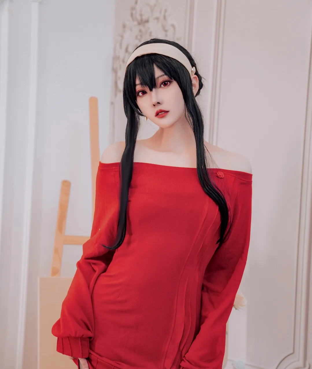 平台线索与Cosplay内容风格更新整理 黑色长发搭配红色服装的室内造型照片