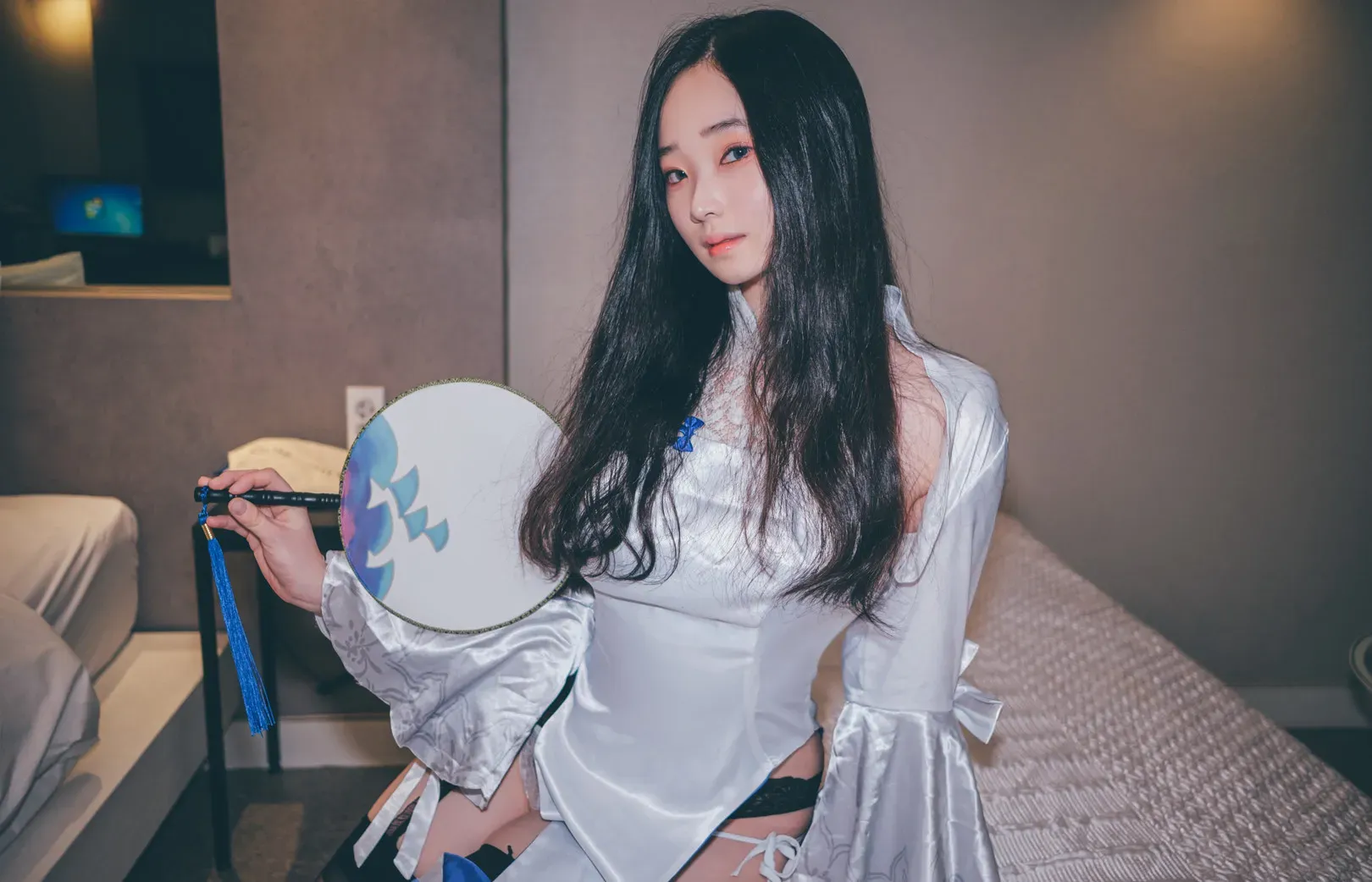 平台线索与社媒风格更新整理 白色服装造型手持团扇室内写真