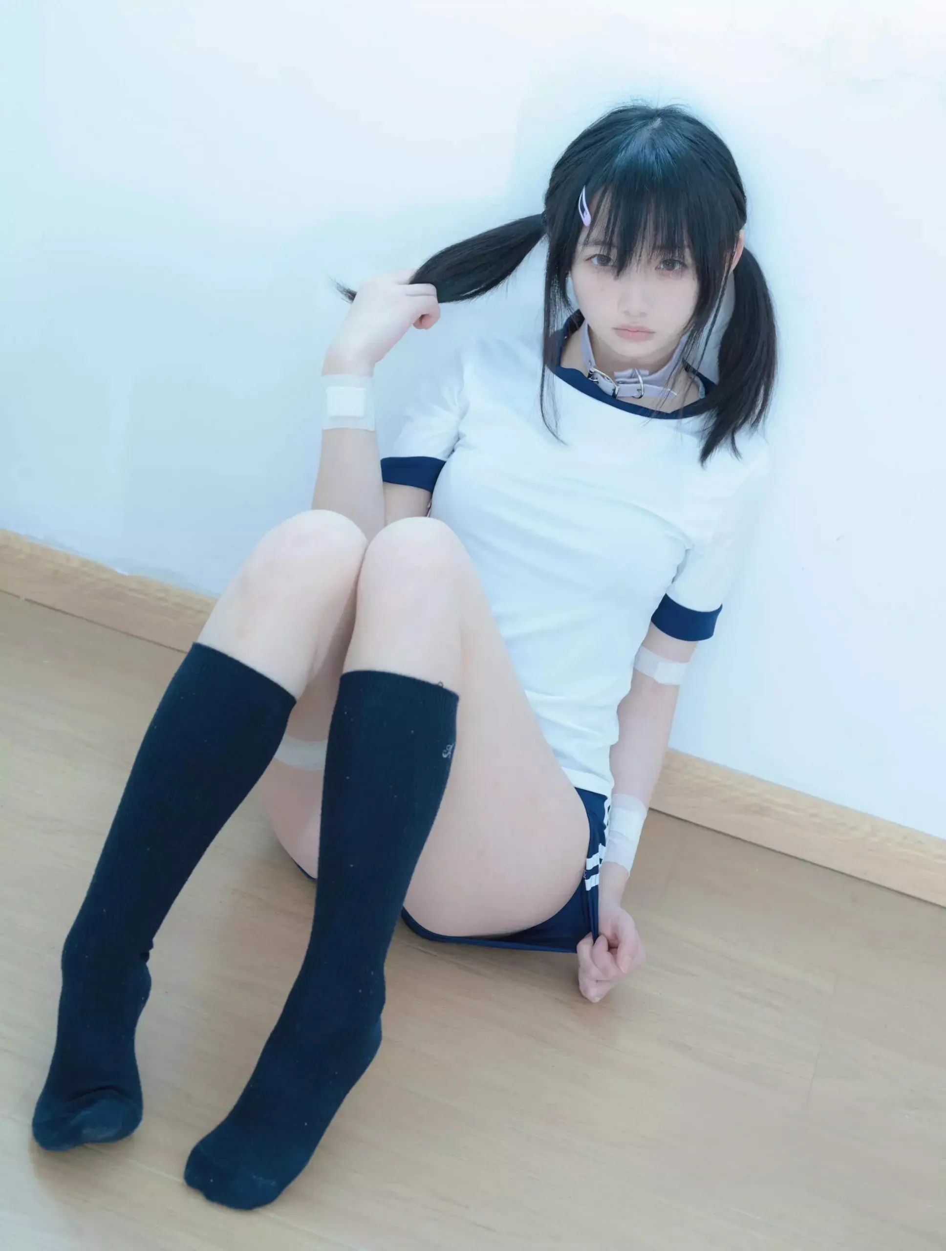 cosplay 写真图集与社媒内容风格更新状态 白色上衣与黑色长袜造型写真