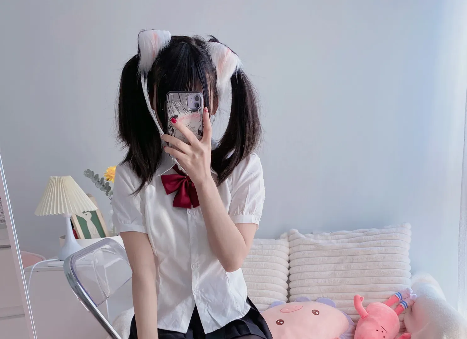 Cosplay与社媒风格介绍 白色制服搭配兽耳发饰的室内自拍照片