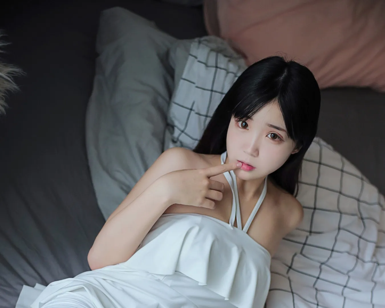 平台 白色服装床边造型照片