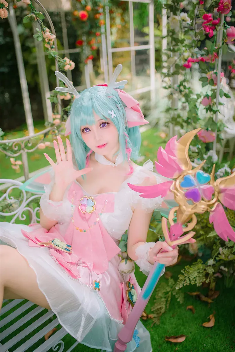公开平台与Cosplay视觉风格更新线索 粉色服装蓝绿色假发Cosplay造型照片