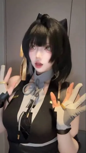 平台线索与写真风格 黑色服装搭配猫耳元素的角色造型照片