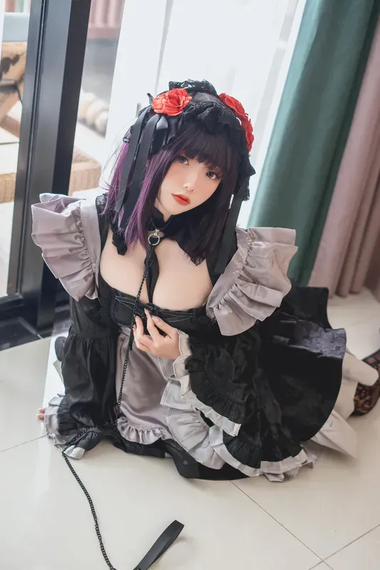 cosplay写真视觉图集与社媒更新线索 黑色与灰色服装搭配的cosplay造型照片