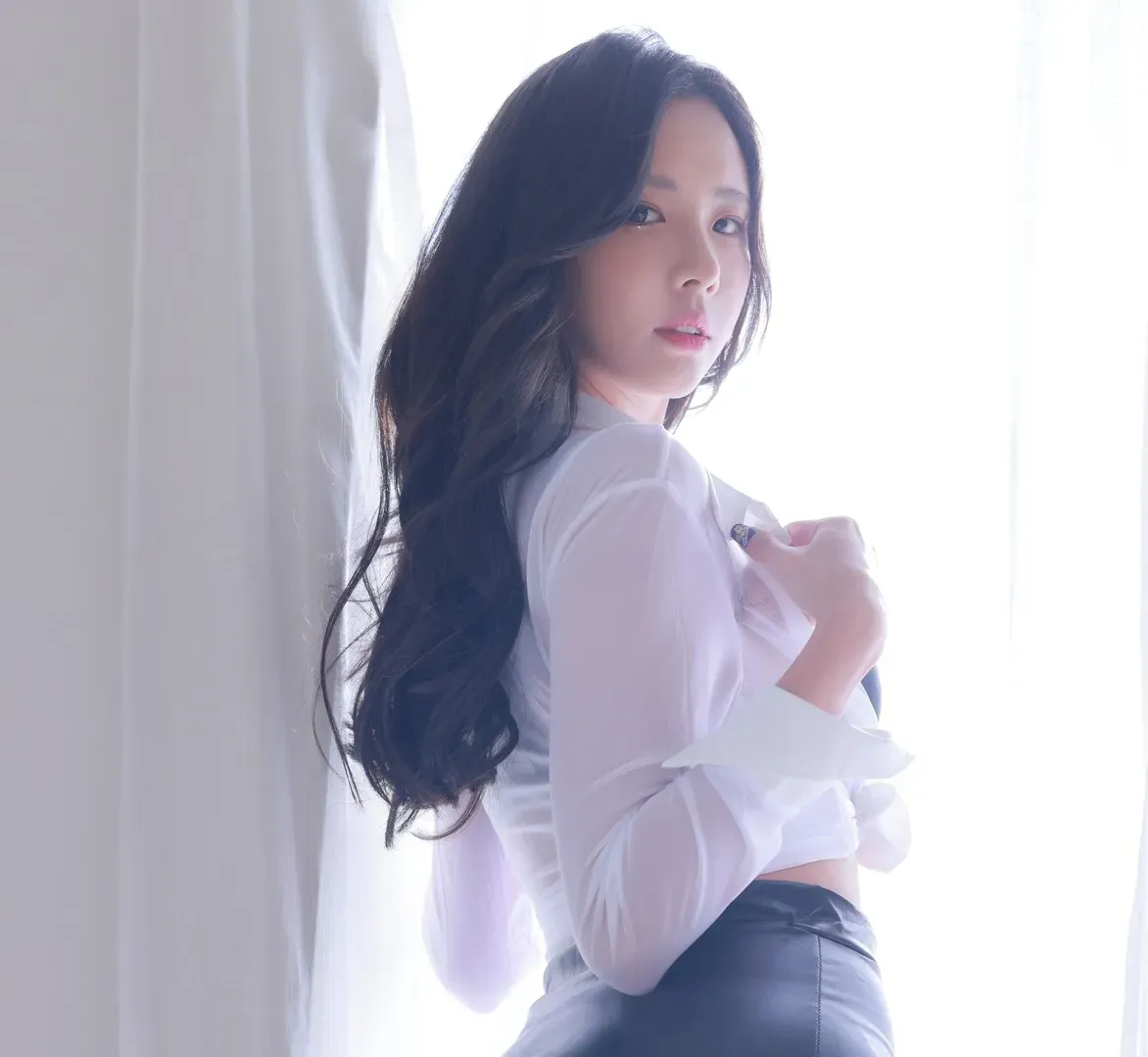 平台线索与内容风格更新整理 公开造型照片，白色长发和浅色服装的室内画面