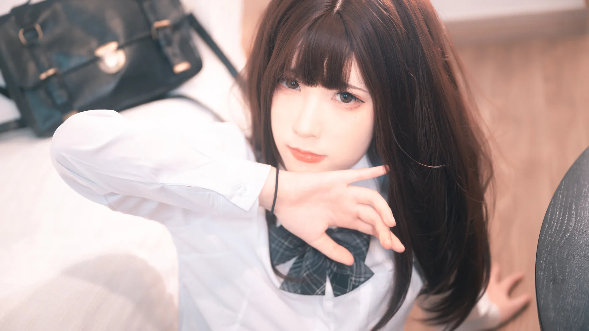 Cosplay平台 黑色长发搭配白色服装的室内写真