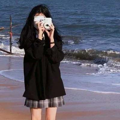 平台线索与写真风格更新整理 海边站立拍摄的黑色服装造型照片