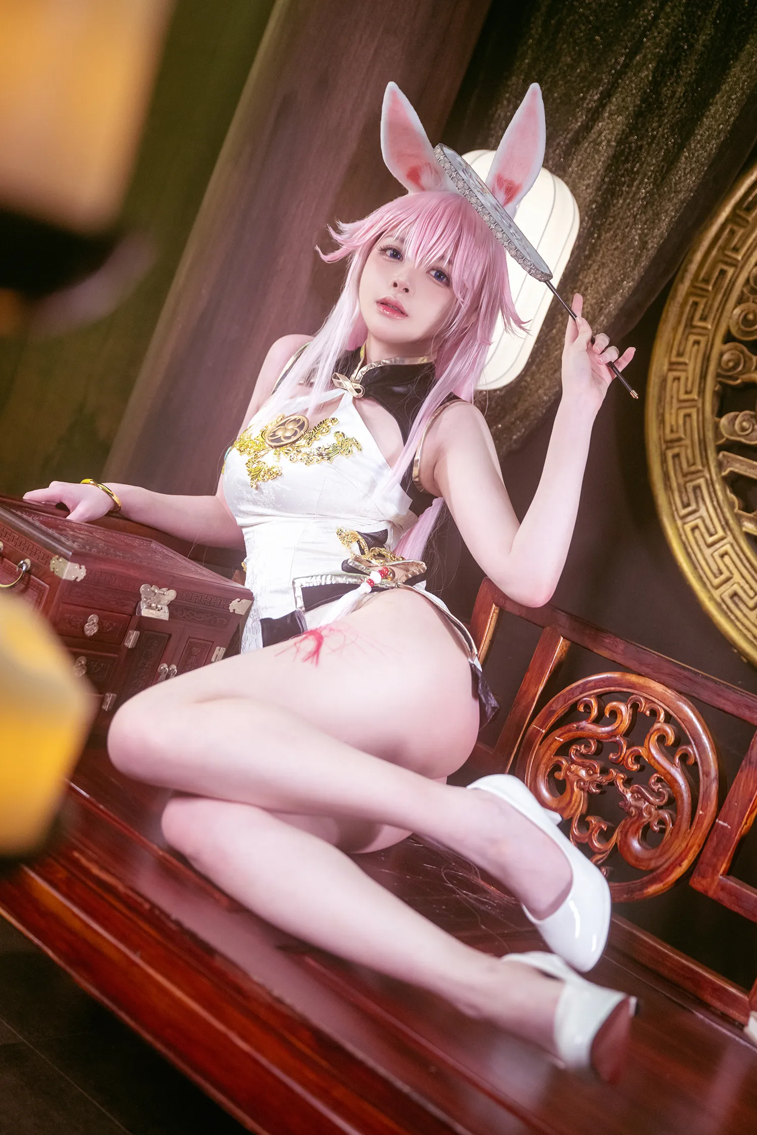 平台 粉色假发与白色服装搭配的角色造型照片
