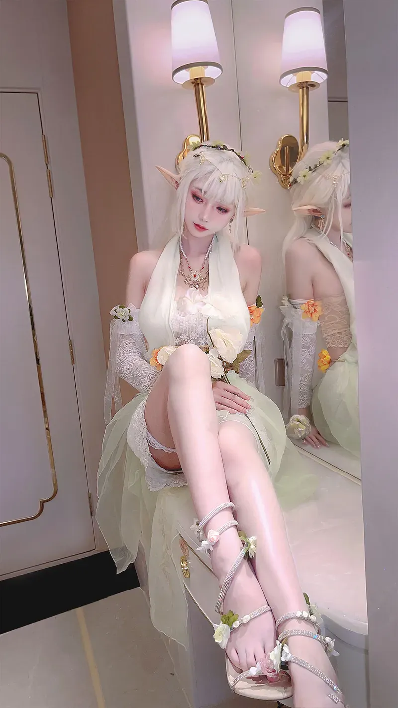 cosplay写真风格与公开平台更新线索 白色服装长发cosplay人物造型照片