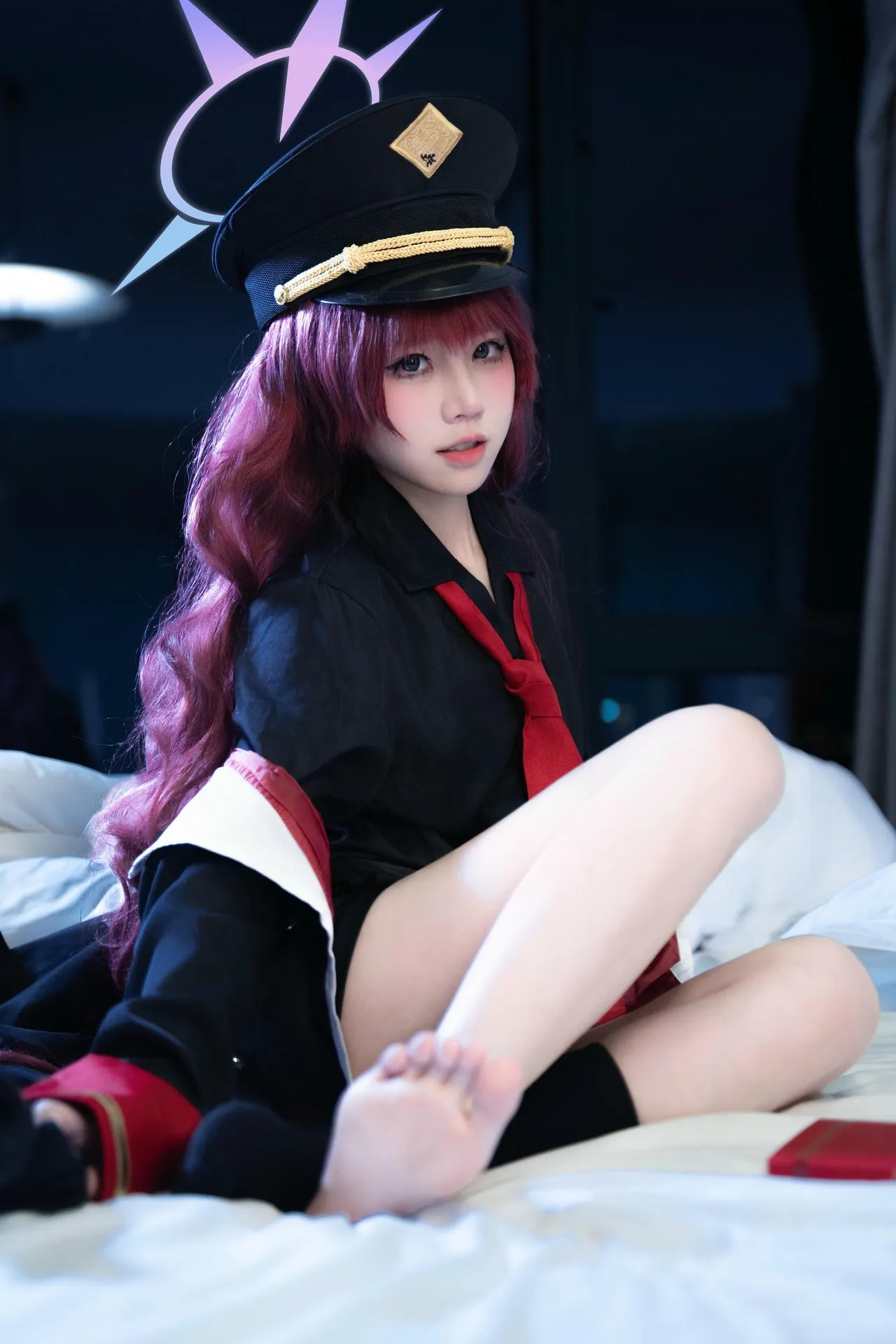 COS作品整理与社媒内容风格更新介绍 黑色制服帽饰与长发造型写真