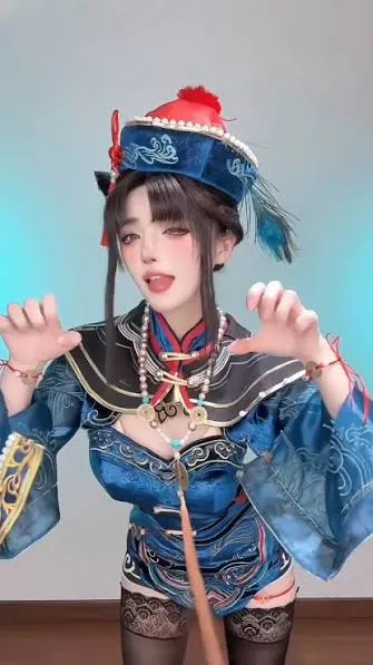 平台线索与写真风格 蓝色传统元素服装角色造型照片