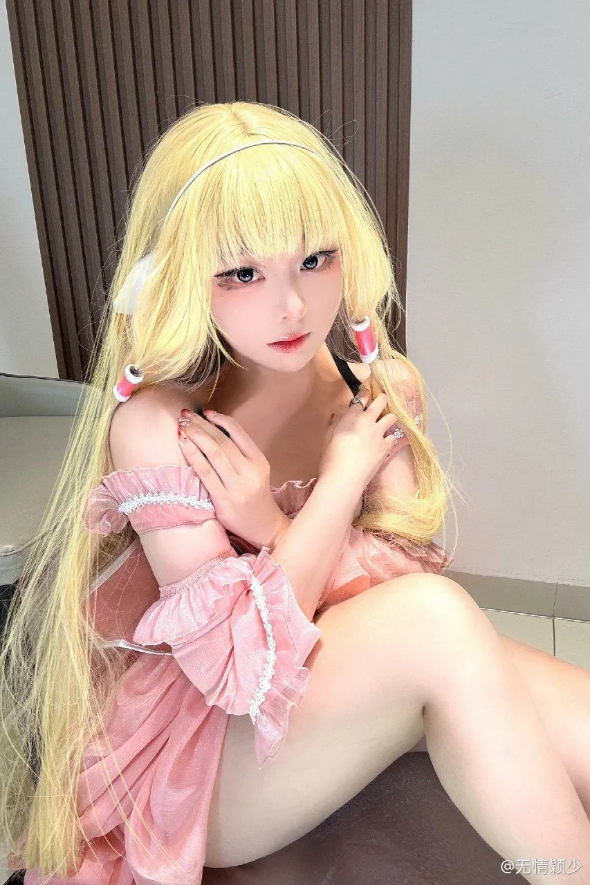 公开平台线索与cosplay视觉风格更新介绍 浅色假发粉色服装室内坐姿照片