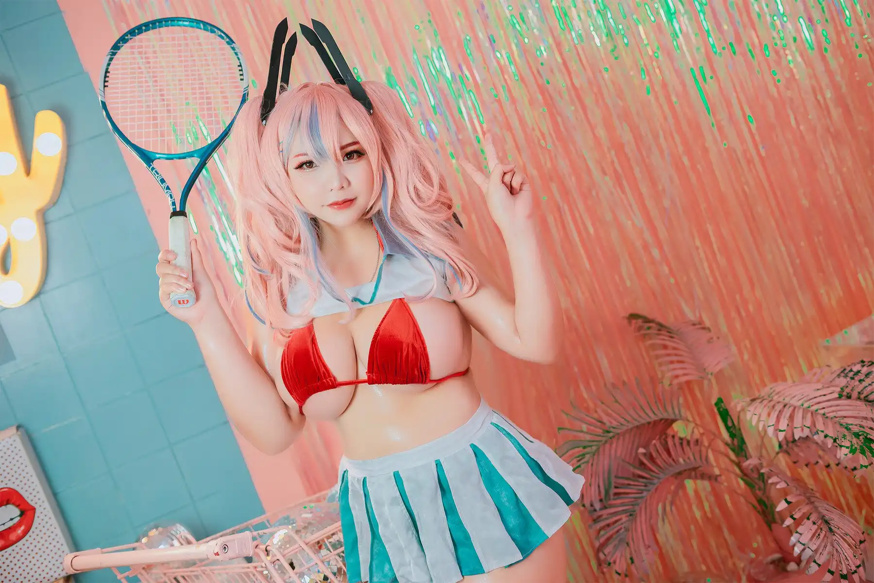 平台线索与cosplay视觉风格更新整理 粉色长发cosplay造型，手持网球拍的室内写真画面