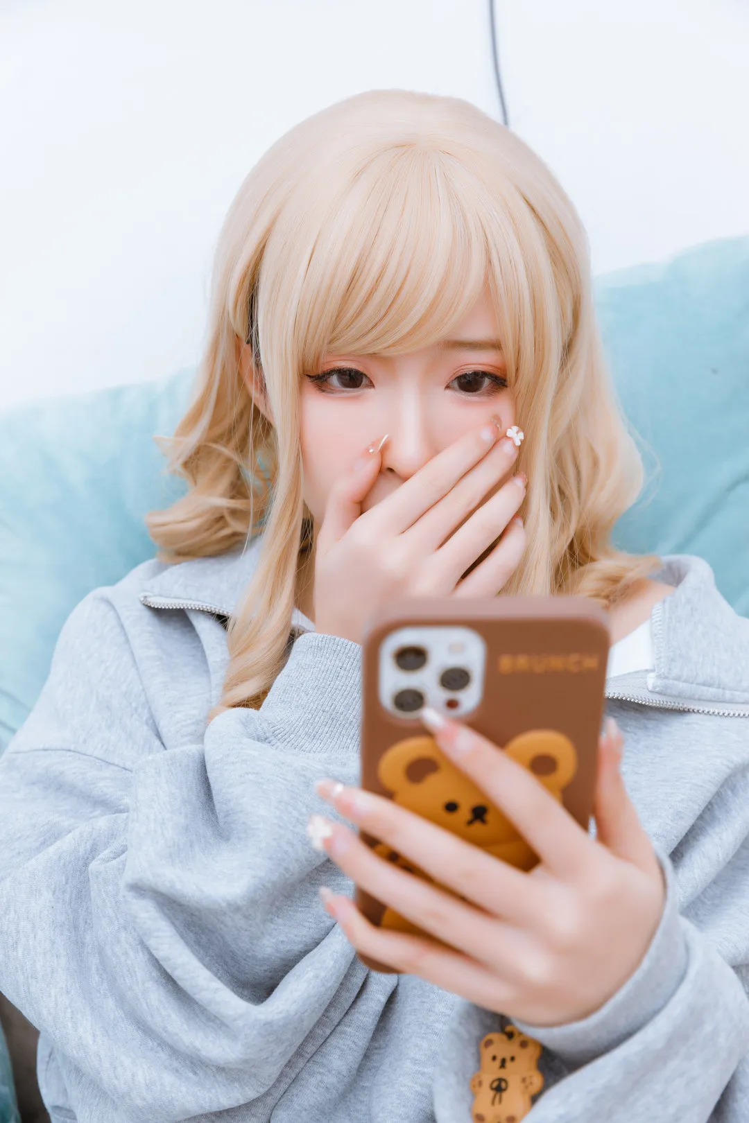 cosplay写真与社媒平台线索整理 浅色假发搭配灰色服装的近距离自拍画面