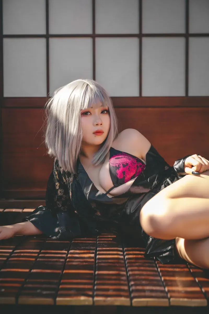 平台线索与Cosplay视觉风格更新介绍 银白短发角色造型展示