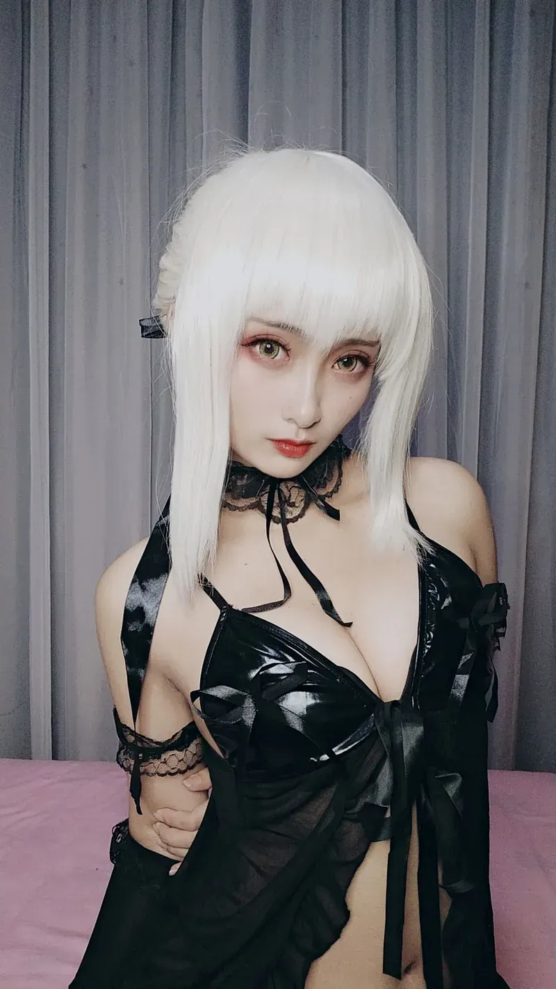 公开平台与Cosplay作品风格更新整理 白色假发与黑色服装角色写真