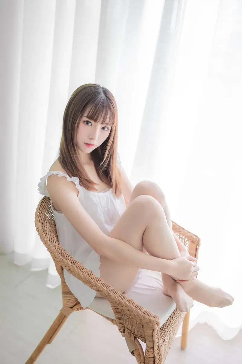平台线索与社媒模特风格更新 白色服装坐姿室内写真造型
