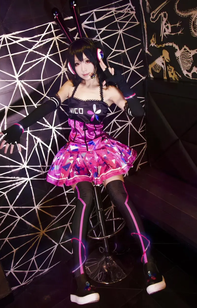 黑紫配色服装与短发造型的Cosplay照片