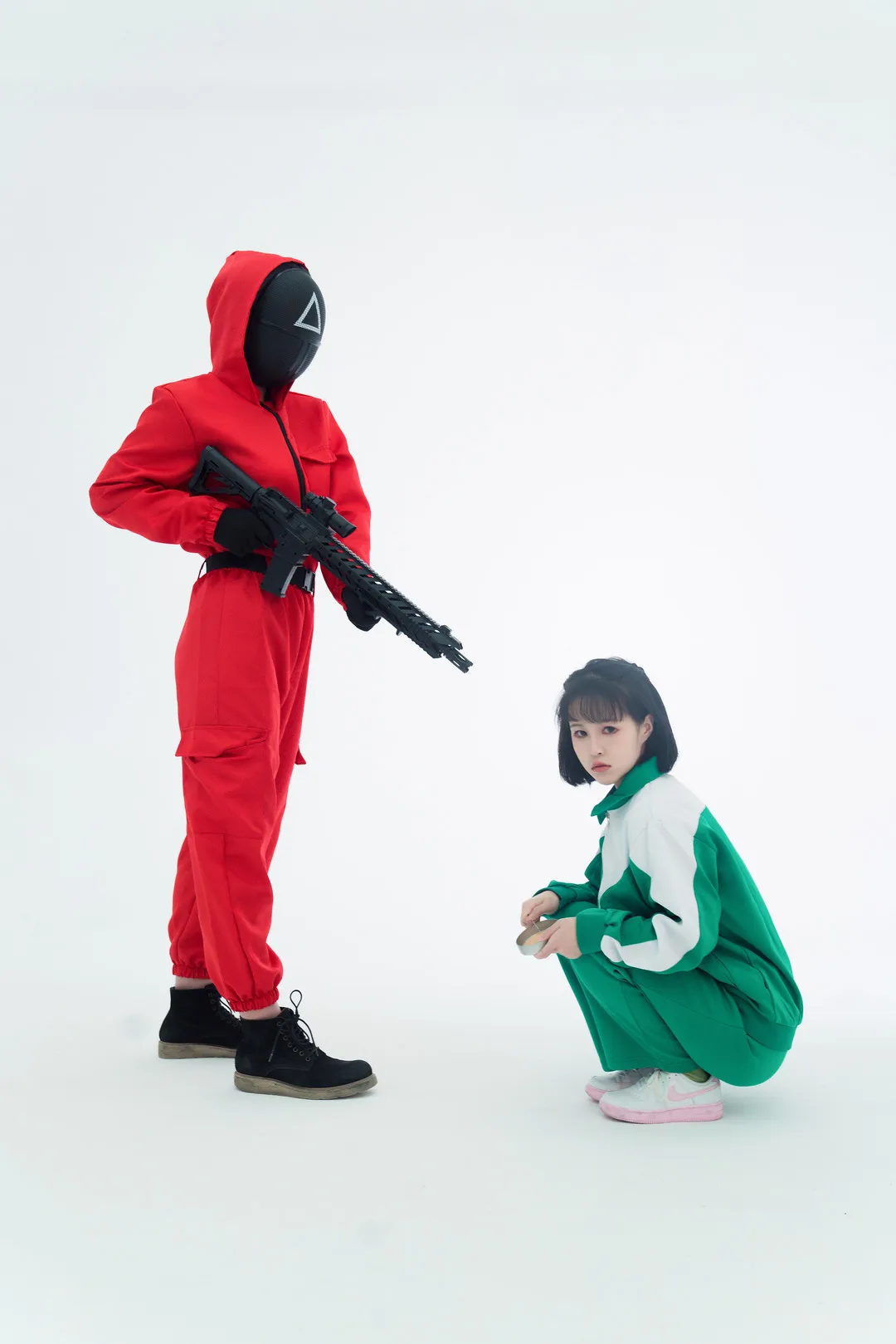 平台 红色制服与绿色运动服角色主题造型照片