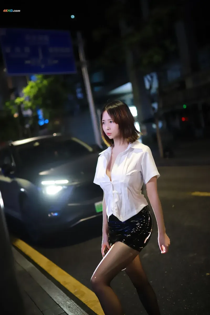 公开平台与写真风格更新观察 夜景街头白色衬衫短发造型照片