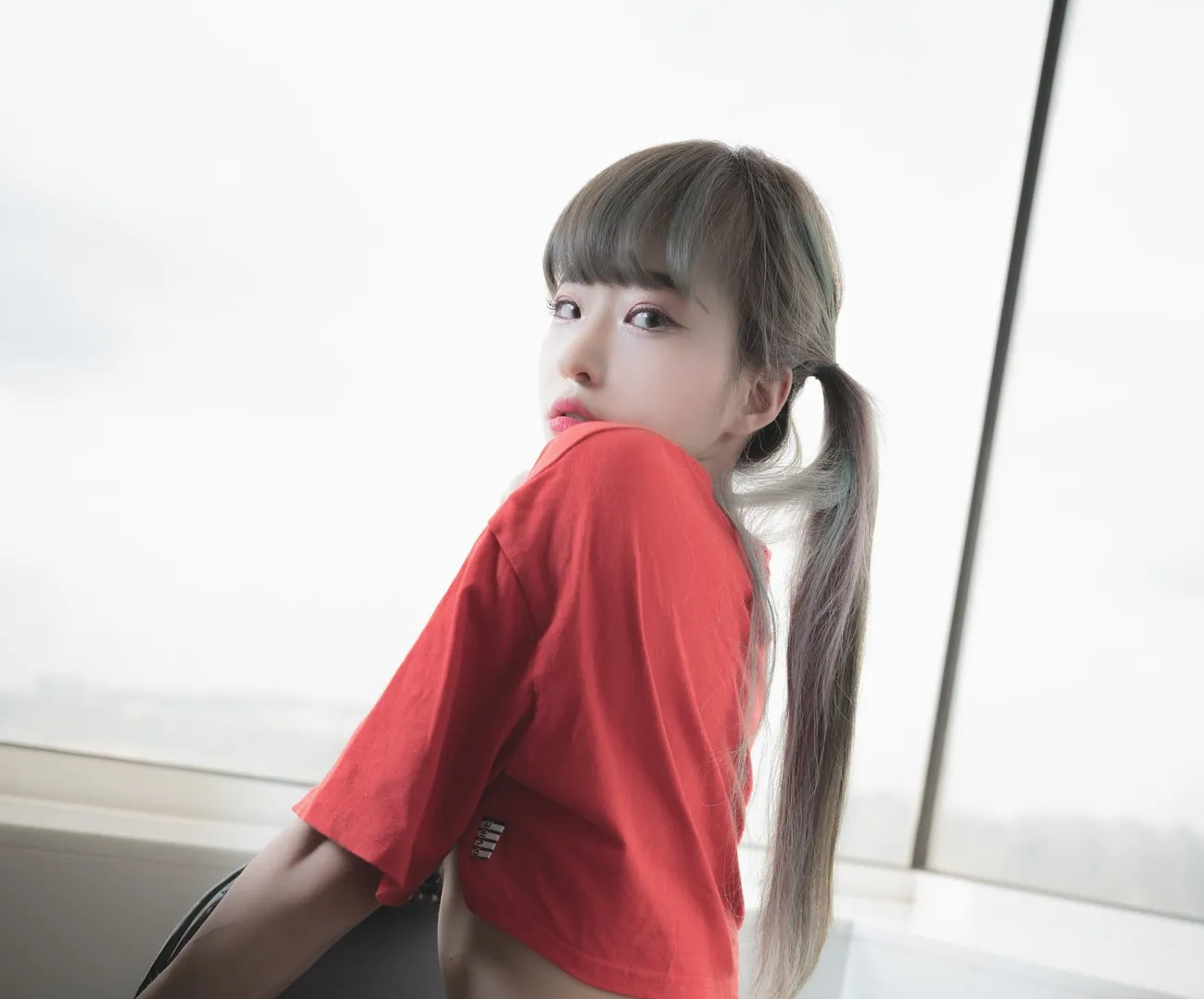 cosplay写真视觉导读与公开平台线索 红色上衣与长发造型照片