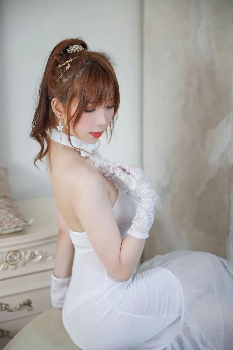 cosplay 写真风格与公开平台更新状态 白色服装长发造型写真画面