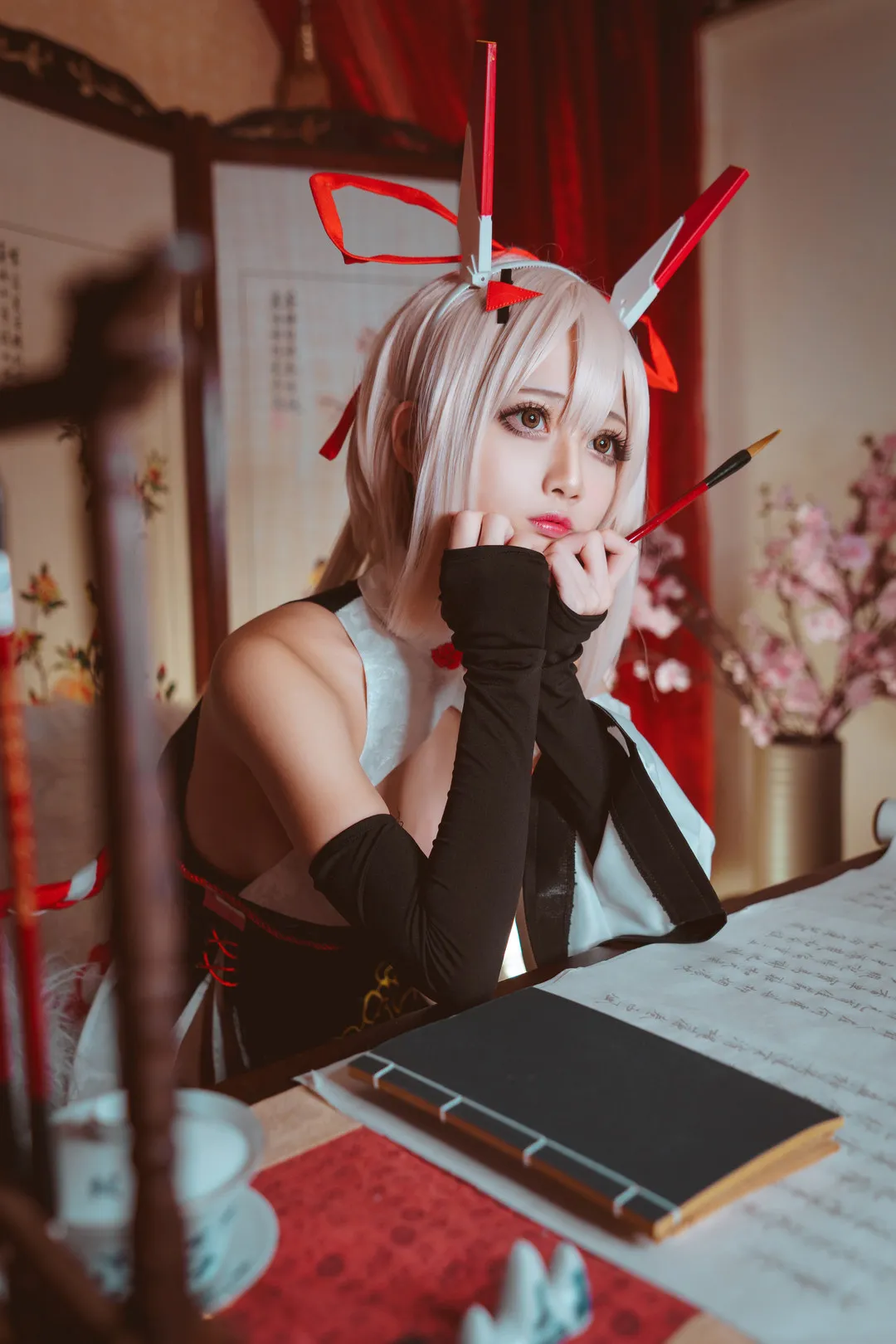 公开平台与Cosplay作品风格 室内坐姿黑白红色角色造型