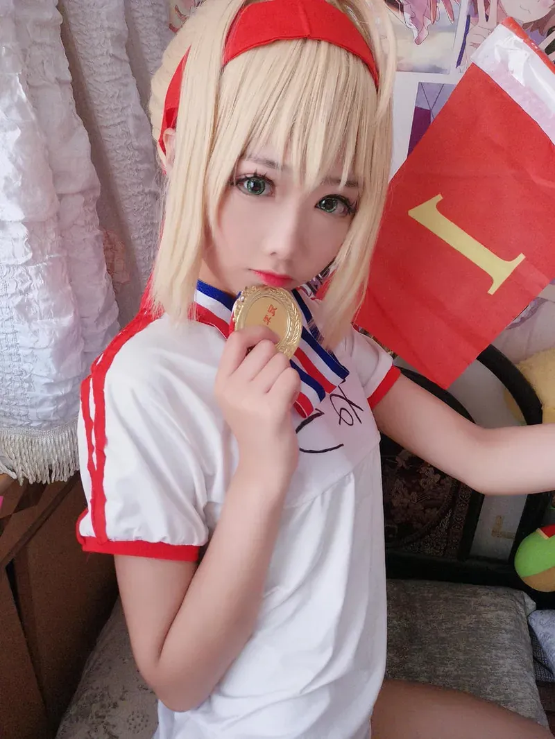 cosplay社媒平台与写真风格更新 金色短发红色发带白色服装自拍造型