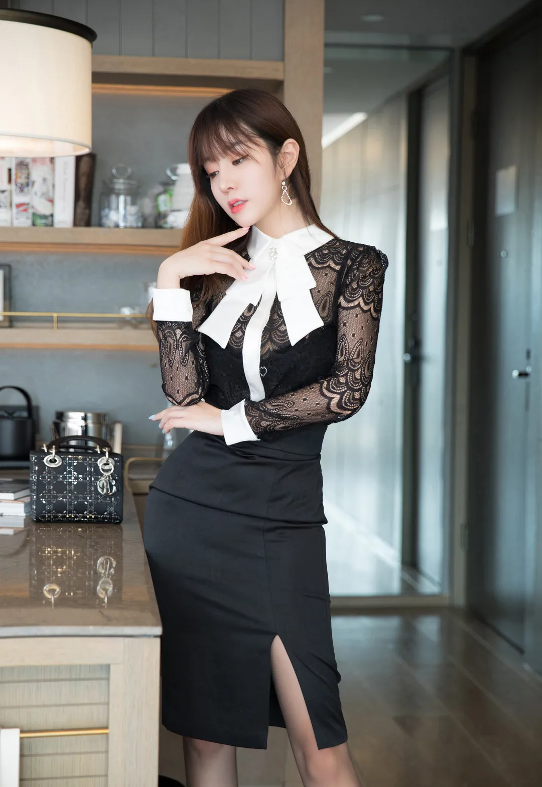 社媒线索与写真风格更新状态整理 黑白搭配服装的室内站姿照片