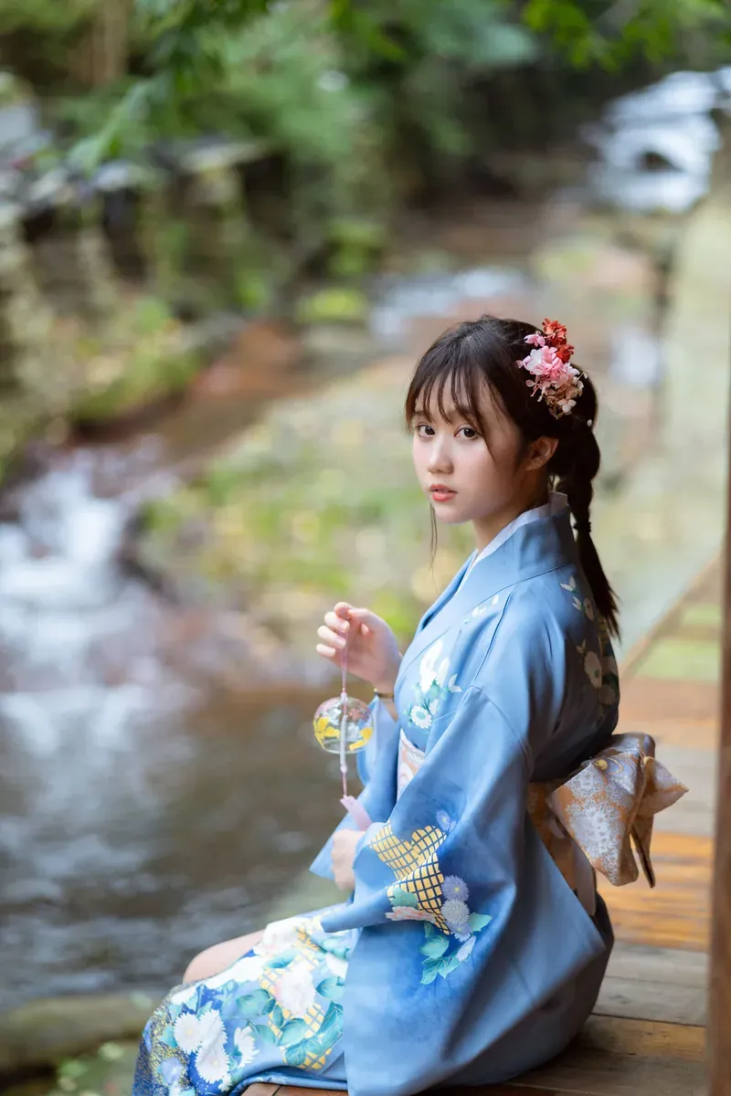 cosplay写真视觉导读与社媒更新状态 蓝色和服造型中的人物写真
