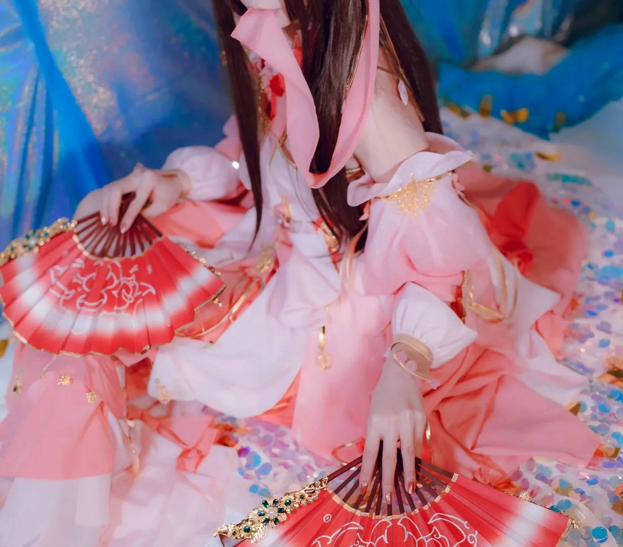 社媒模特与cosplay风格更新状态 粉色服装搭配折扇元素的角色造型照片
