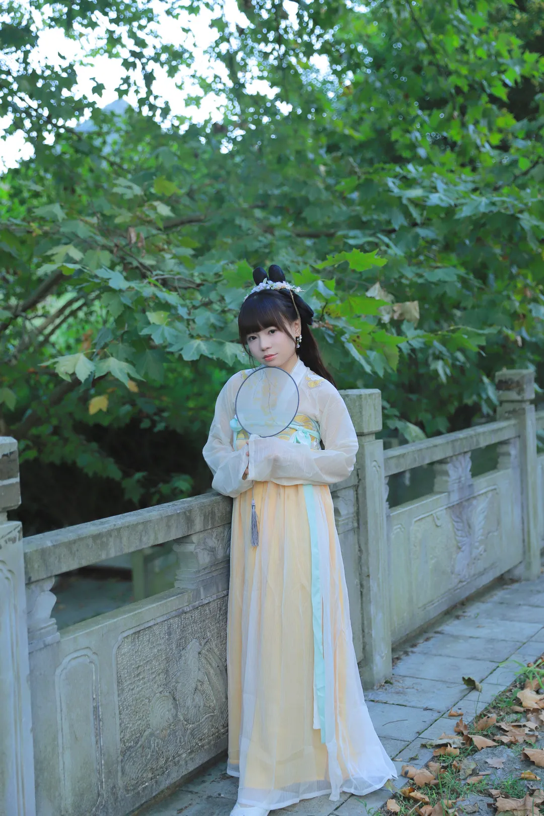 平台线索与写真风格更新状态 穿浅色古风服饰在户外桥边拍摄写真