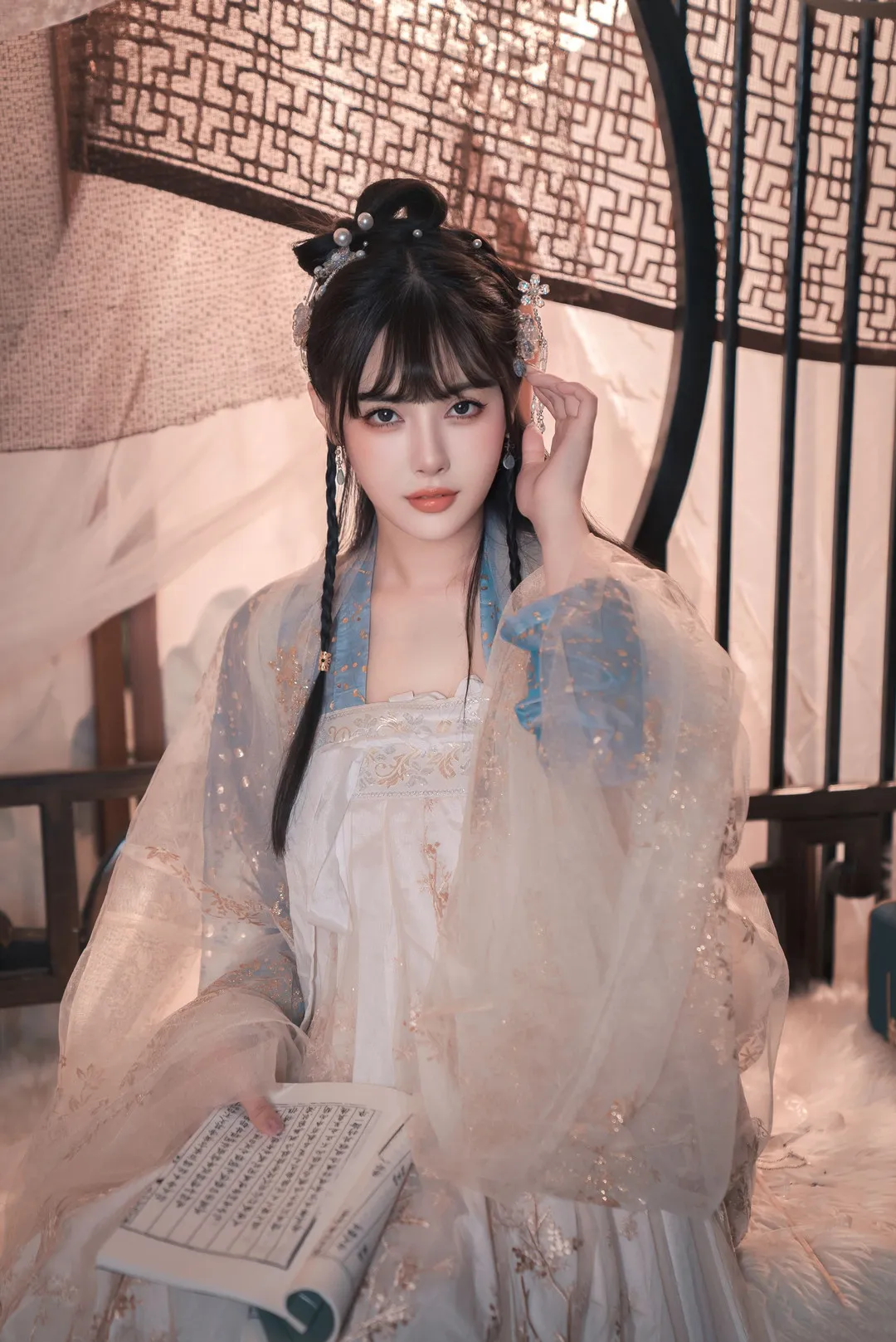 平台线索与汉服写真内容风格更新状态 古风汉服造型近景照片