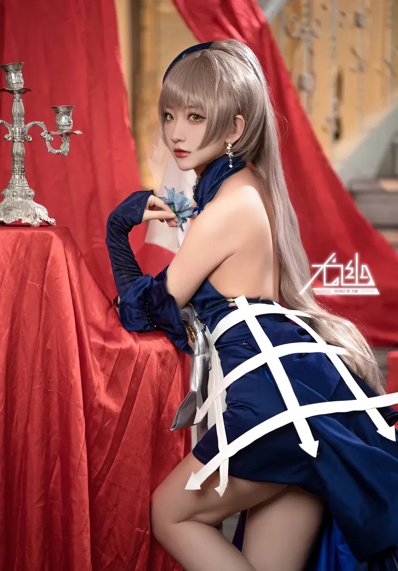 微博与Cosplay内容风格更新导读 蓝白服装角色造型侧身坐姿写真