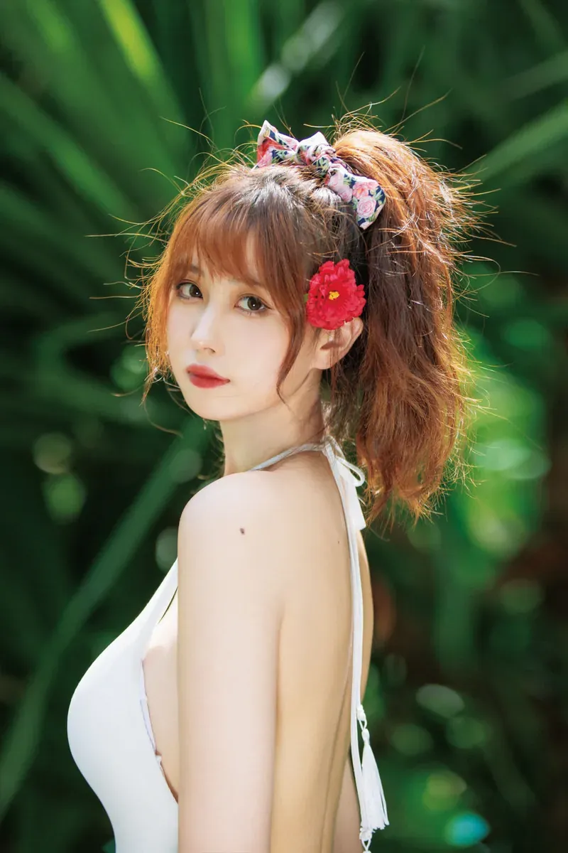 cosplay写真视觉风格与微博更新状态 白色服装与花饰发型造型照片