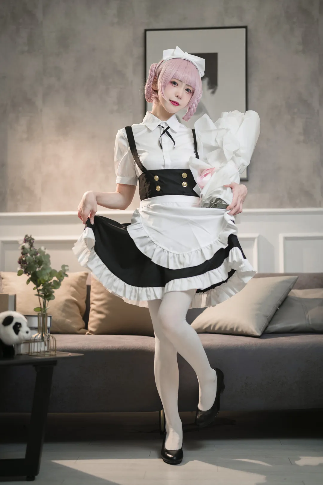 cosplay 写真视觉风格与更新状态介绍 白黑配色女仆风服装与粉色发型造型照片