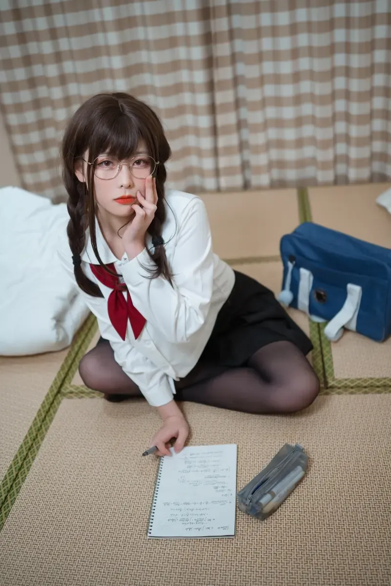 cosplay 写真视觉风格与更新状态介绍 校园风服装坐姿写真照片