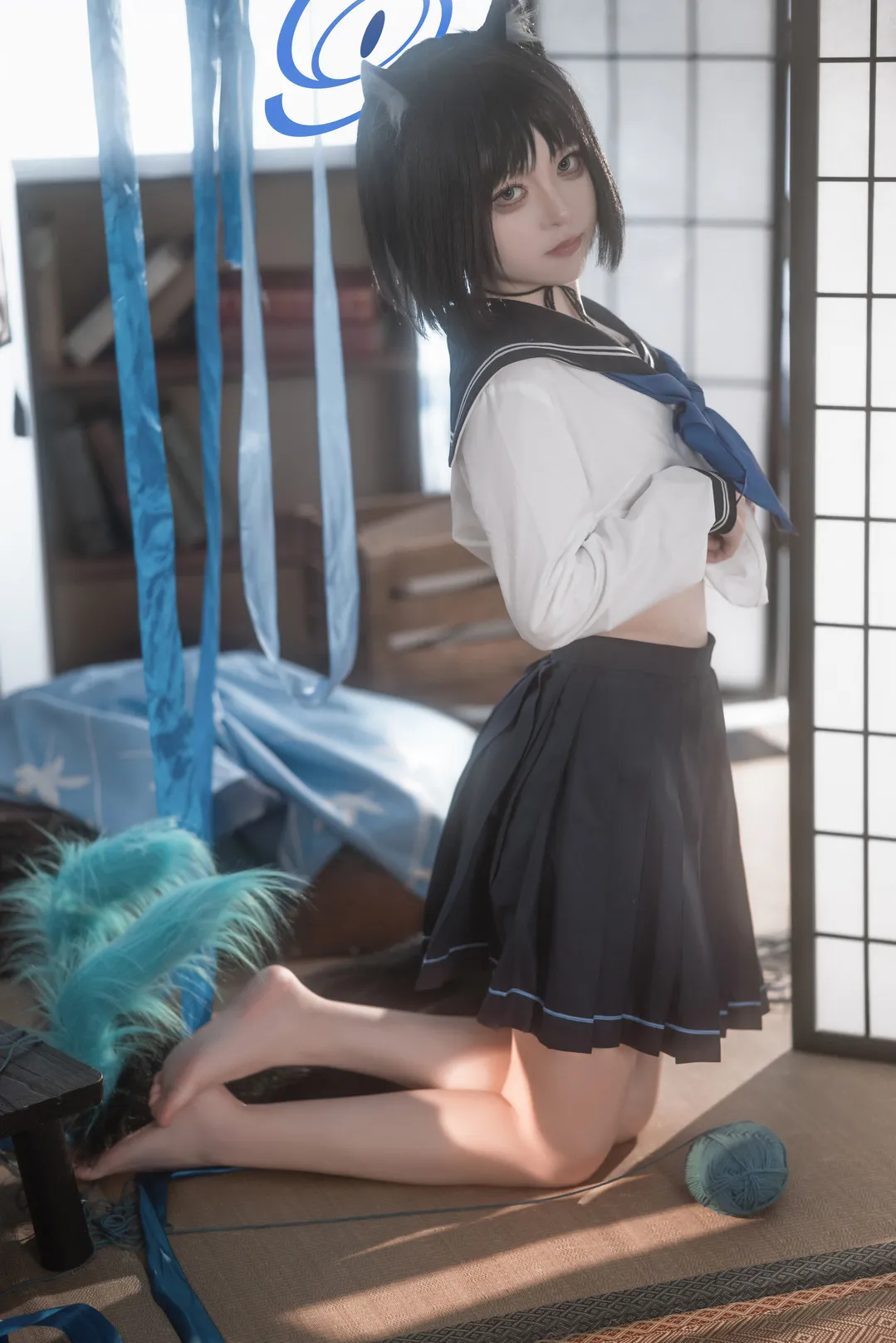COS作品整理与微博社媒风格更新介绍 黑色短发搭配校园风服饰的角色造型照片