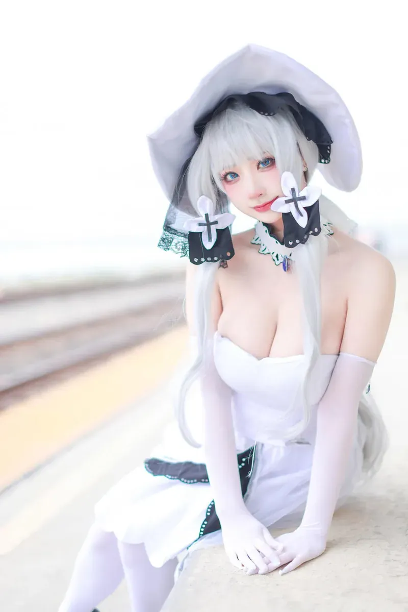 cosplay写真与社媒更新风格线索 白色服装与长发造型写真
