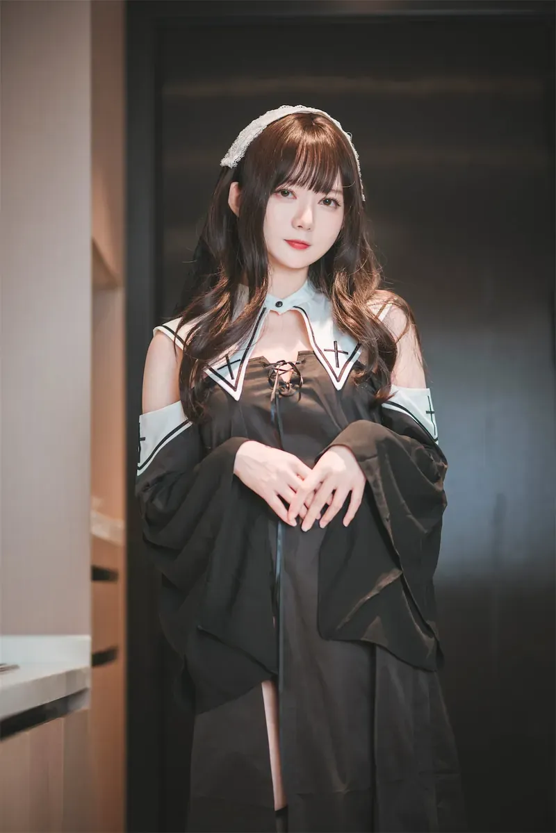 cosplay 公开平台与写真风格更新线索 黑色服装造型与长发刘海视觉照片