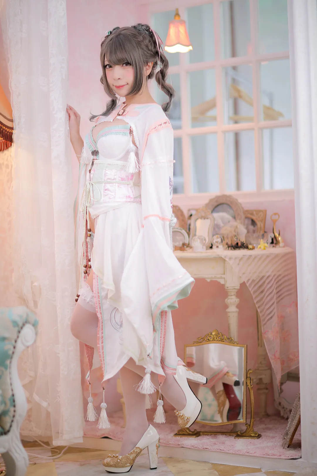 cosplay 写真视觉导读与公开平台更新 白色服装与浅色发型室内造型照片