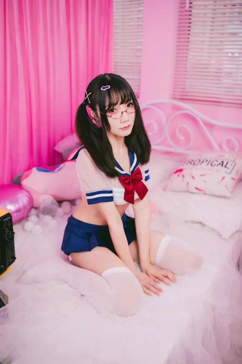 平台线索与Cosplay内容风格整理 公开造型作品图片，展示角色服装与整体视觉风格