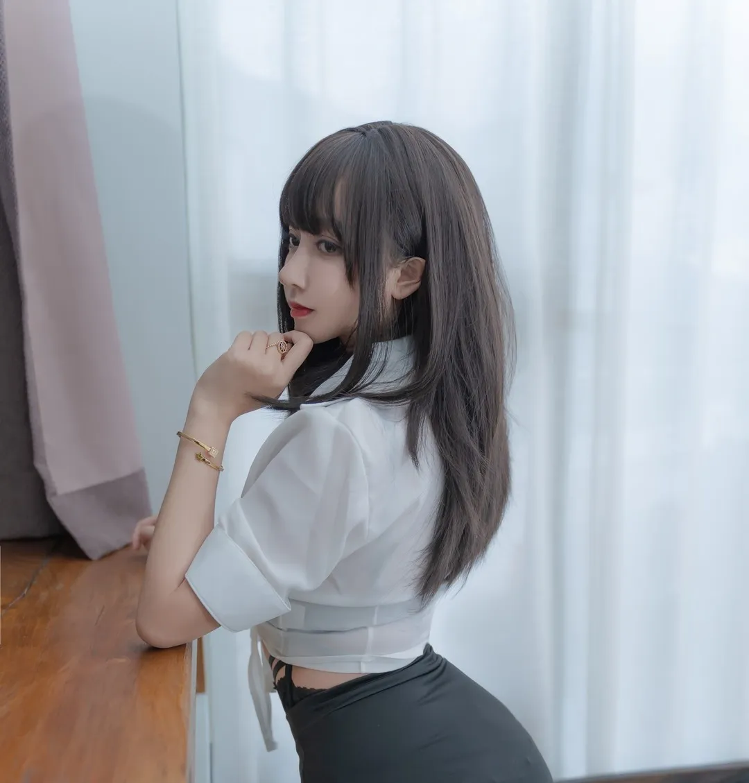 cosplay社媒写真与平台更新风格 长发白色上衣照片