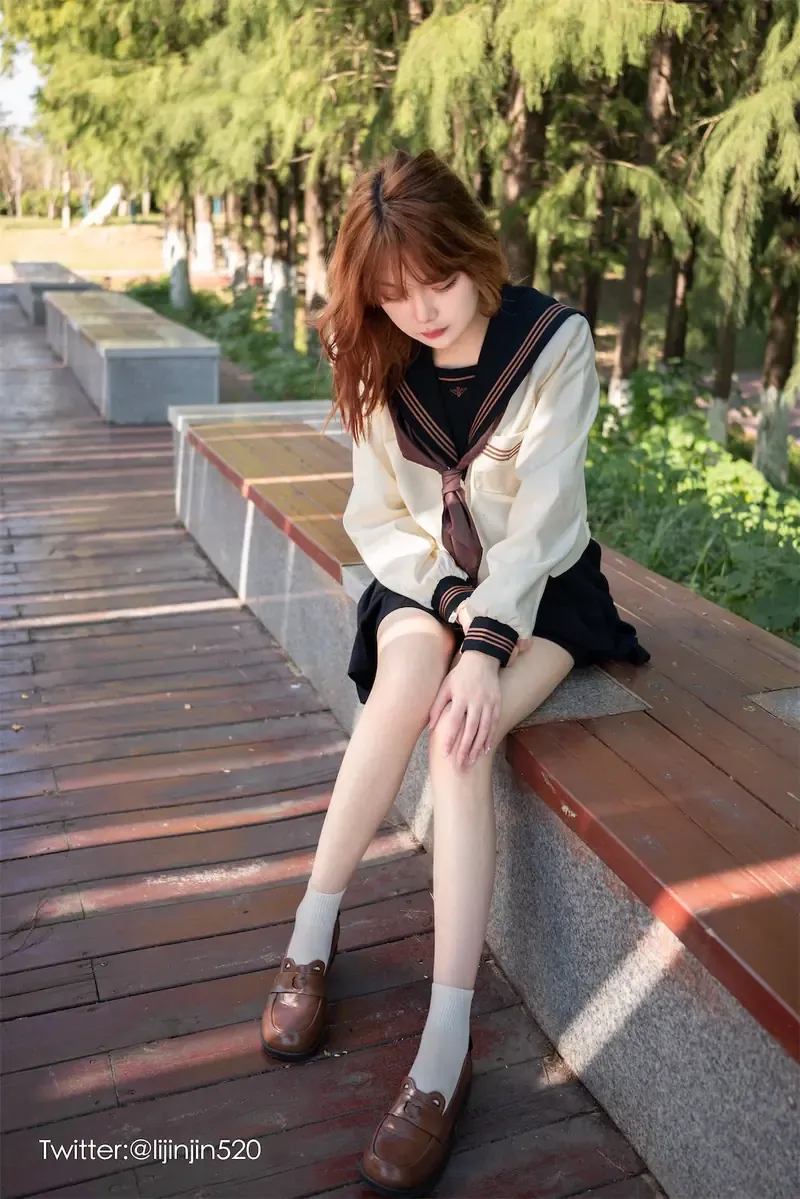 cosplay写真与社媒平台更新状态观察 户外校园风服装造型照片