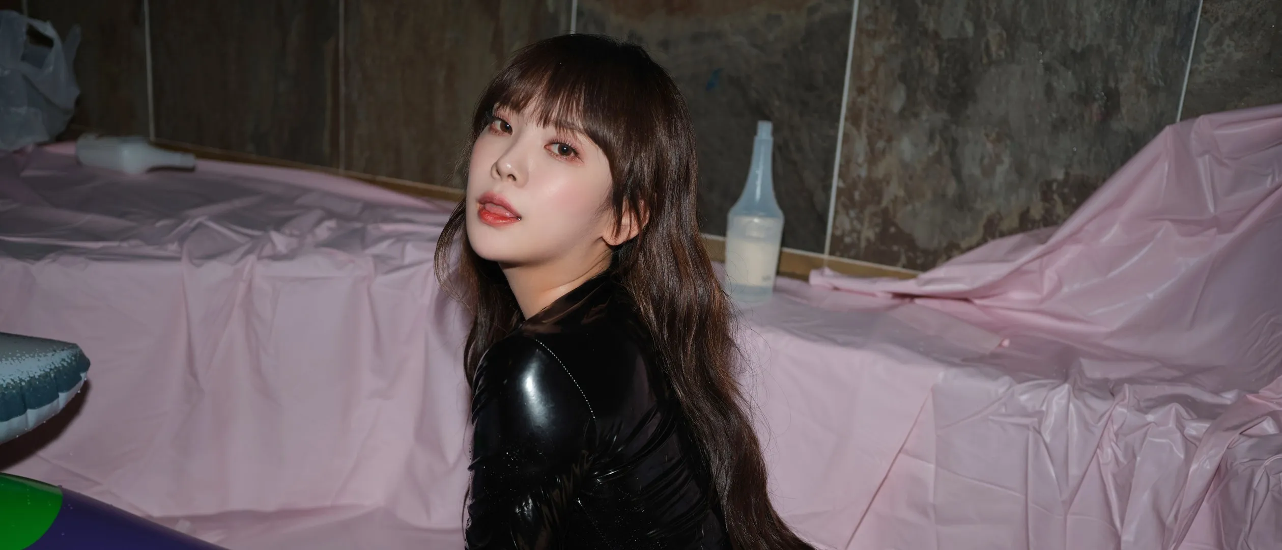 Dami(퀸다미) Instagram与写真风格 Dami(퀸다미)黑色服装坐姿室内写真