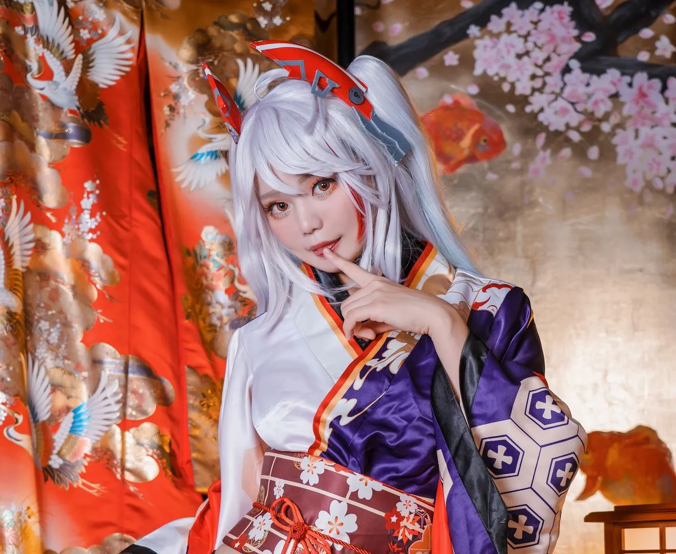 公开平台与Cosplay视觉风格更新线索 白色假发和服装的和风Cosplay照片