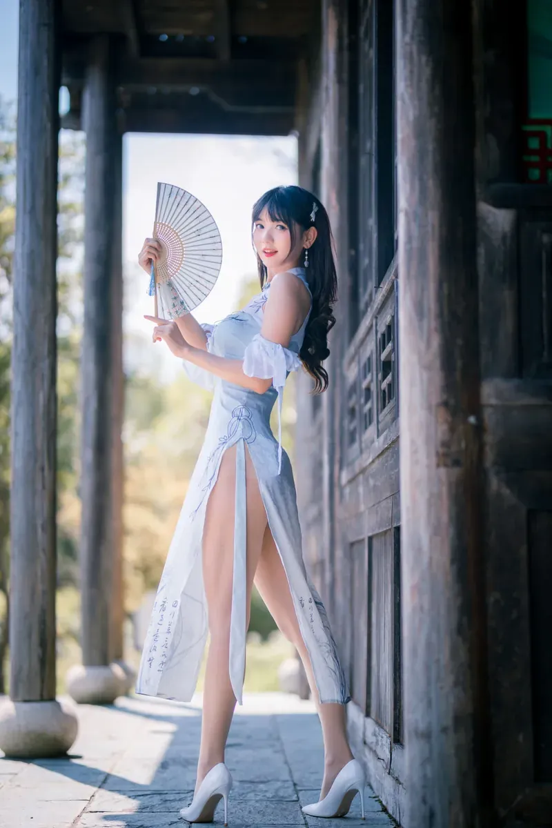 平台线索与Cosplay风格更新 白色古风服装与室外建筑照片